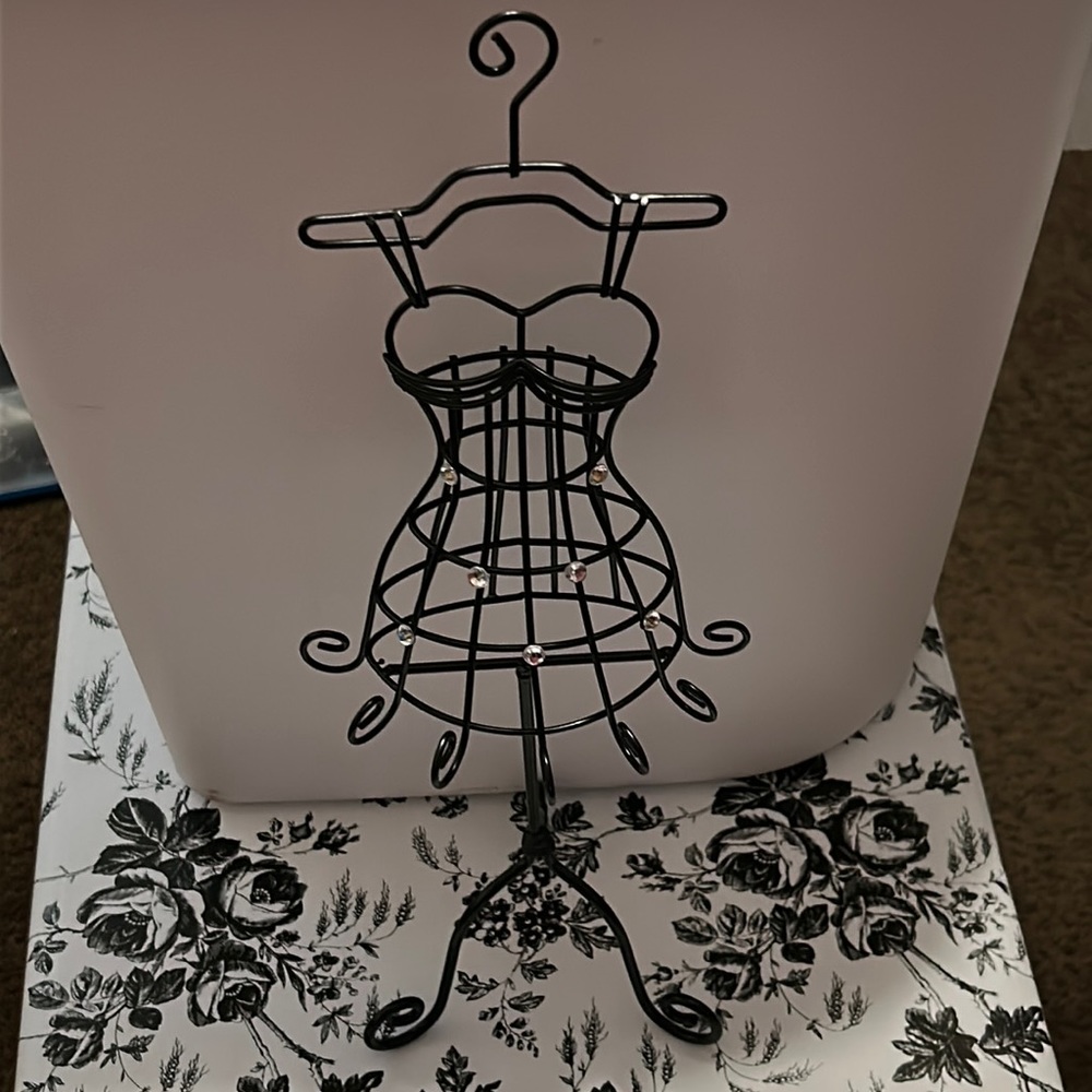 Metal dress form jewelry holder
